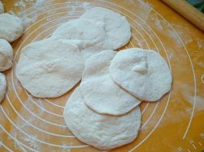 将面团擀成包子皮