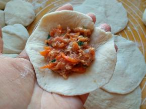 把馅放在包子皮中间