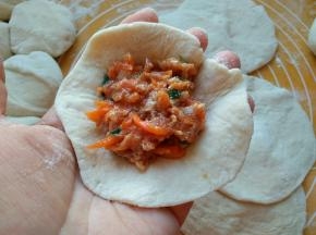 把馅放在包子皮中间