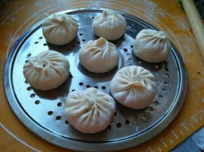 放在蒸屉上，再放入锅中，进行二次发酵20分钟。大火烧开后继续蒸20分钟，关火焖两分钟再打开锅盖。