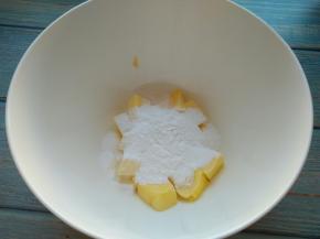 黄油室温软化，加入糖粉