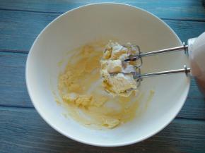 先用电动打蛋器手动搅拌一下。