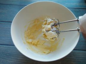 先用电动打蛋器手动搅拌一下。