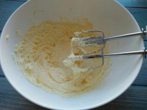 在启动电动打蛋器打发至蓬松发白。