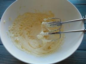 在启动电动打蛋器打发至蓬松发白。