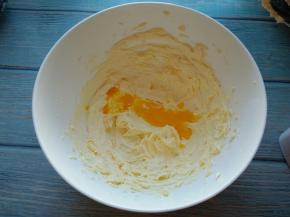 分三次加入鸡蛋液，每次都要搅拌均匀再加入下一次鸡蛋液