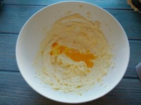 分三次加入鸡蛋液，每次都要搅拌均匀再加入下一次鸡蛋液