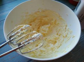 加入鸡蛋液打发至蓬松发白的状态。