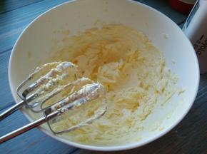 加入鸡蛋液打发至蓬松发白的状态。