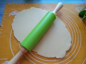 擀成4毫米的面片。