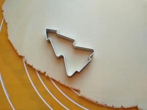 用模具压出饼干的形状。