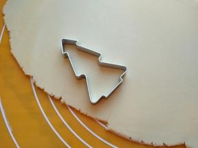 用模具压出饼干的形状。