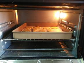 烤箱150度，中层上下火烤18分钟左右。