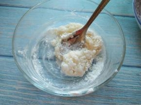 20克鸡蛋清，加入120克糖粉拌匀。再用电动打蛋器打发成糖霜