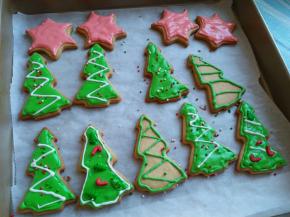 在填满中间，撒糖珠，画出花纹（饼干上面的花纹要等底层糖霜干了再画花纹）