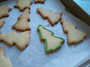 先描出饼干的边缘