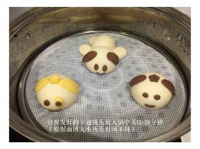 将造型好的各种旺旺、小熊维尼放入锅中大火蒸15-20分钟左右，具体时间根据面团调整，面团越大，时间越长。