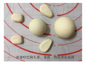 将醒发好的白色面团分别分头部面团50克，身体面团30克，前腿面团6克/个，后腿面团4克/个，分别做好造型如图所示。具体大小可根据个人喜好制作哦！