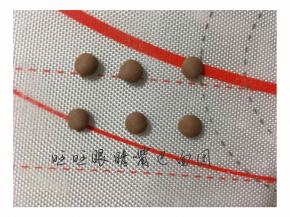 可可粉调制的面团制作眼睛备用