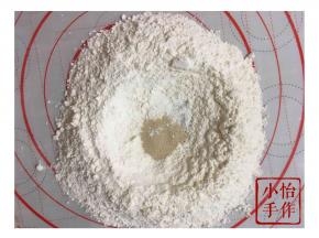 手工和面，准备黄色面团，面粉开窝放入酵母