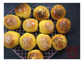 出炉的南瓜淡奶油餐包