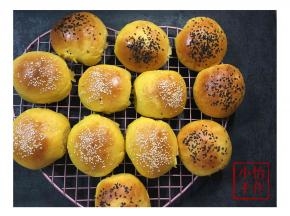出炉的南瓜淡奶油餐包