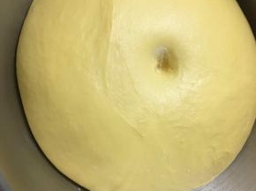 发酵至原来的两倍大，手指沾粉按压不塌