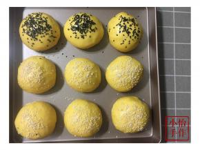 发酵好的面团刷上蛋液，撒上芝麻