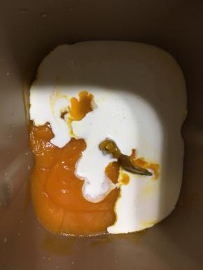 南瓜蒸15分钟过滤成泥，加入面包桶，加入淡奶油。