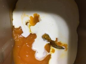 南瓜蒸15分钟过滤成泥，加入面包桶，加入淡奶油。