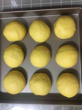 放入烤盘发酵一倍大