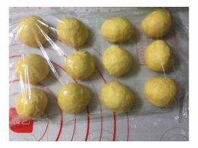 分成90克左右的面团12个