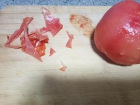 特别薄一层皮就撕下来了，比用热水烫的方法省劲多了