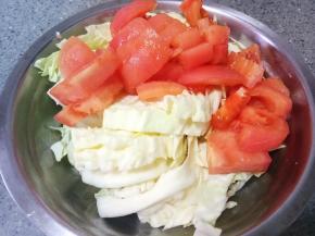 把西红柿和卷心菜放一起就好了，西红柿放在卷心菜上面