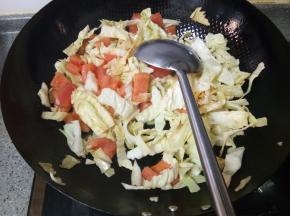 热油锅，倒入菜菜，先不要翻炒，因为西红柿在下面，等西红柿被油烫十几秒出点汤汁再翻炒