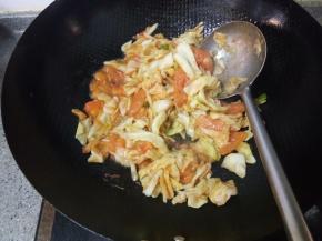 翻炒均匀，加点盐，盖锅盖焖个三分钟就可以了。如果觉得汤汁不够多怕糊锅可以稍微淋点水进去