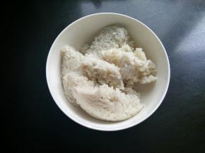 准备好剩米饭。