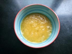 鸡蛋稍微放一点盐打散。