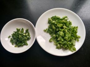 青椒，香葱切丁。