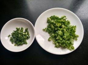 青椒，香葱切丁。