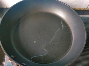 锅内放油，烧热。