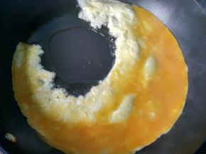 倒入打散的鸡蛋，炒熟盛出。