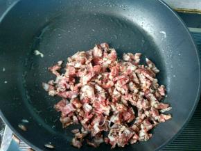 锅内再放一点点油，倒入香肠，炒出油。