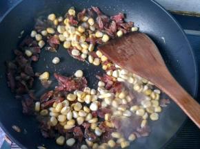 倒入玉米，翻炒。