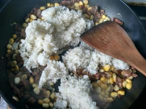 倒入米饭，翻炒，把米饭炒散。