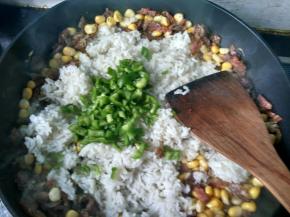 放入青椒，放盐，翻炒。