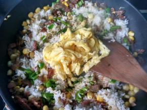 放入鸡蛋，翻炒。