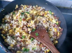 香气四溢，放鸡精，香葱，翻炒片刻，可以出锅了。