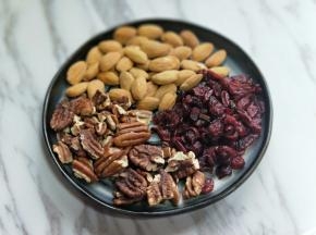 准备，巴木坦，蔓越莓干，碧珍果去皮(食材中的g数是去皮后的重量) 