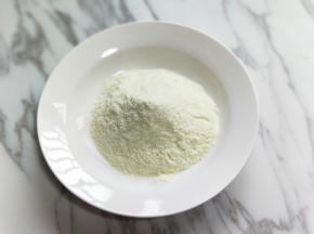 全脂奶粉称重。